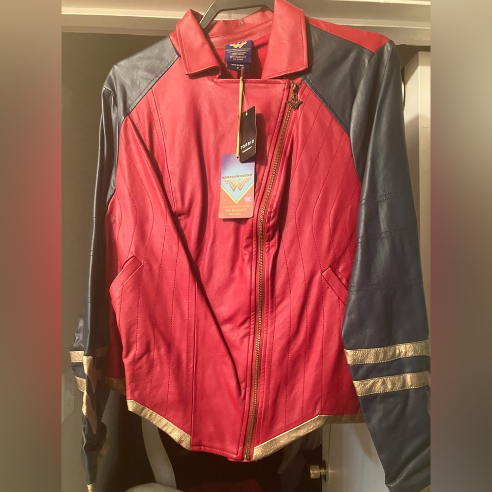 Wonder Woman Faux leather jacket 2x - Picture 2 of 3